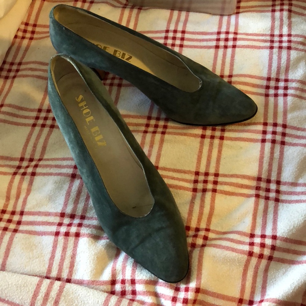 Grey/Green Suede pumps